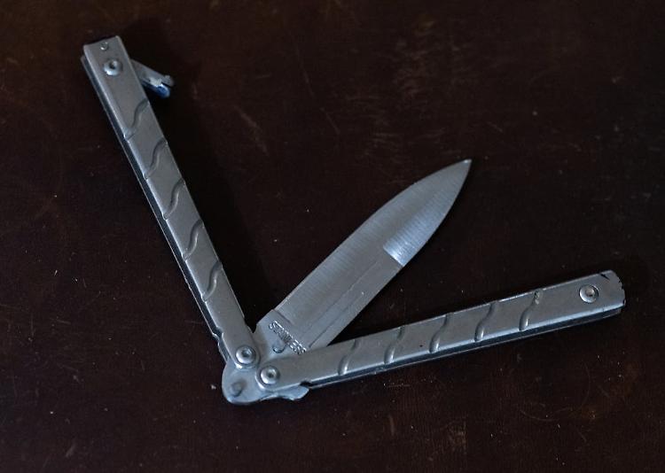 In giro con un coltello ‘a farfalla’ e hashish, 20enne denunciato