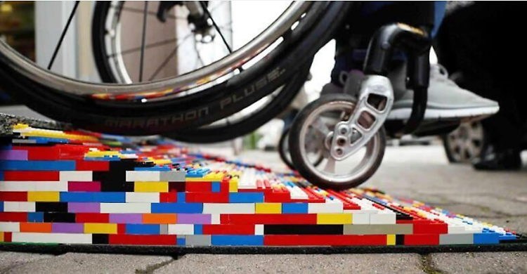 Caccia a 3mila mattoncini Lego per costruire una rampa per disabili