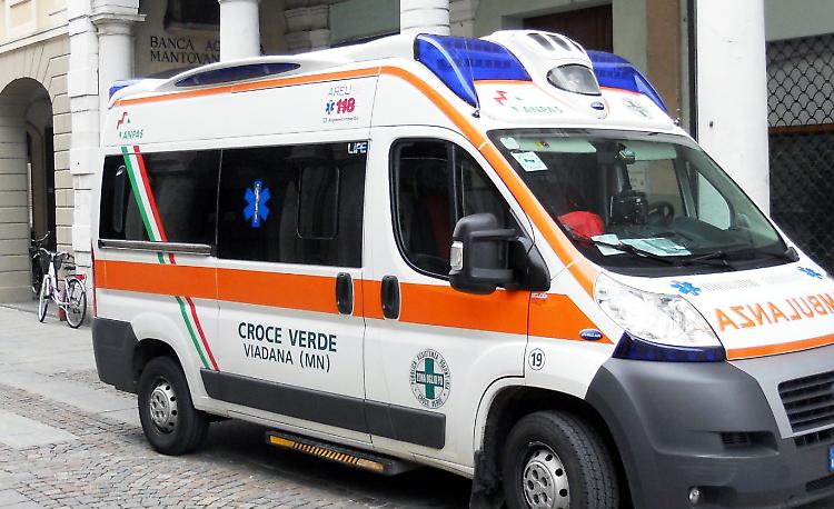 Grave malore vicino all'Eridanea, 46enne via in elisoccorso