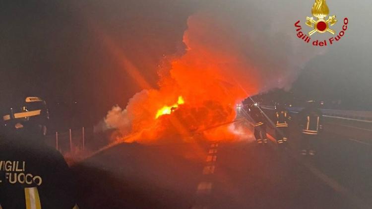 Auto in fiamme nella notte in A21