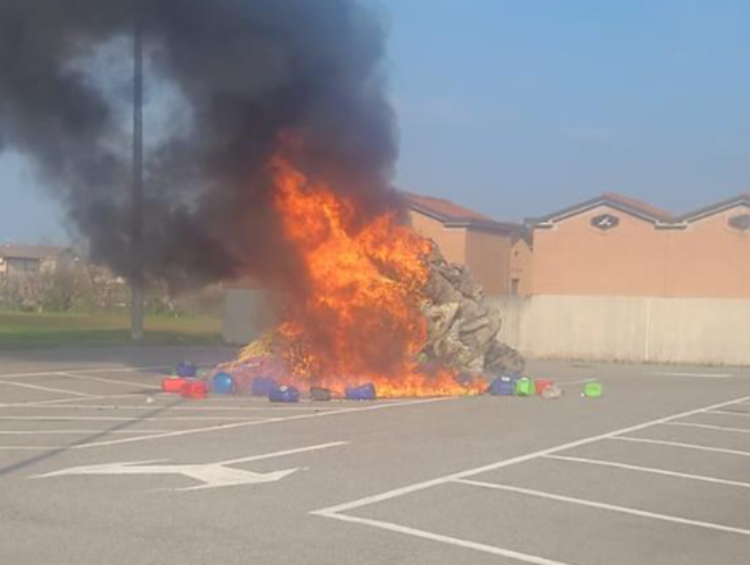 Il carico prende fuoco, camion salvo