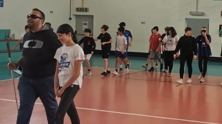 Non vedente agli studenti bendati: «La vita al buio ‘sul campo’»