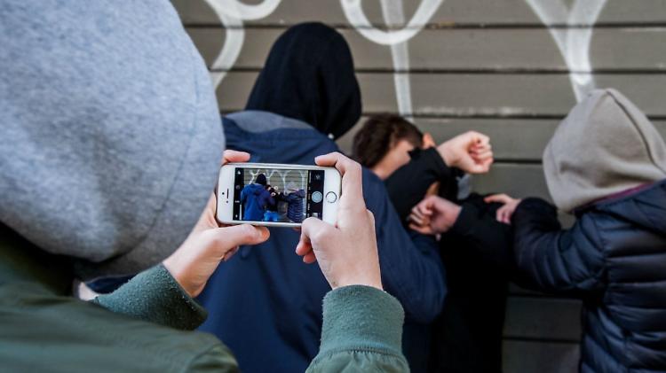 Le vite sempre più connesse e sul web anche l’odio cresce