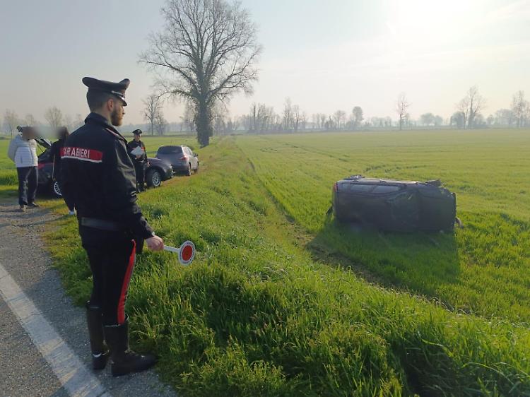 Perde il controllo dell'auto e si ribalta in un terreno agricolo, ferita 37enne