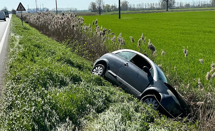 Incidente sull'Asolana, fuori strada per un 75enne