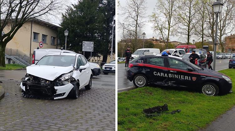 Scontro tra un'auto dei carabinieri e una Fiesta