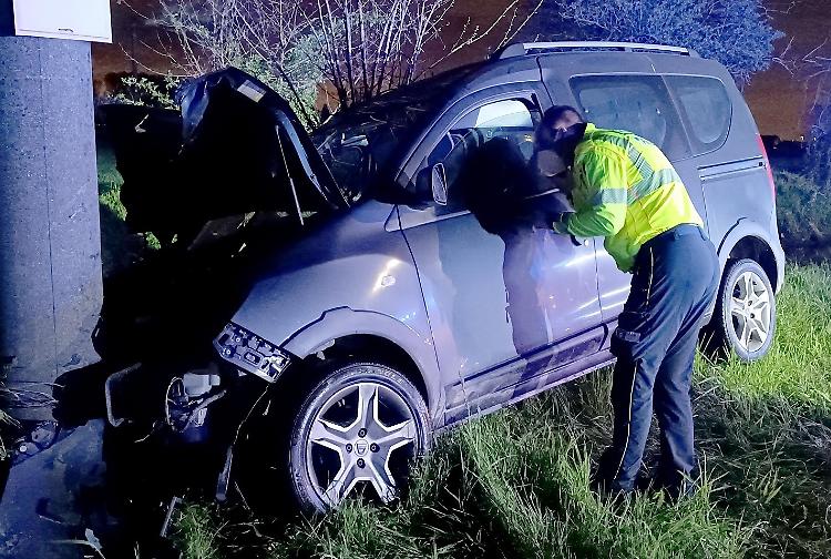 Scuolabus contro auto e fuori strada da brividi