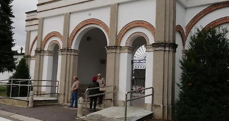 Ora dalle lapidi spariscono pure le pile