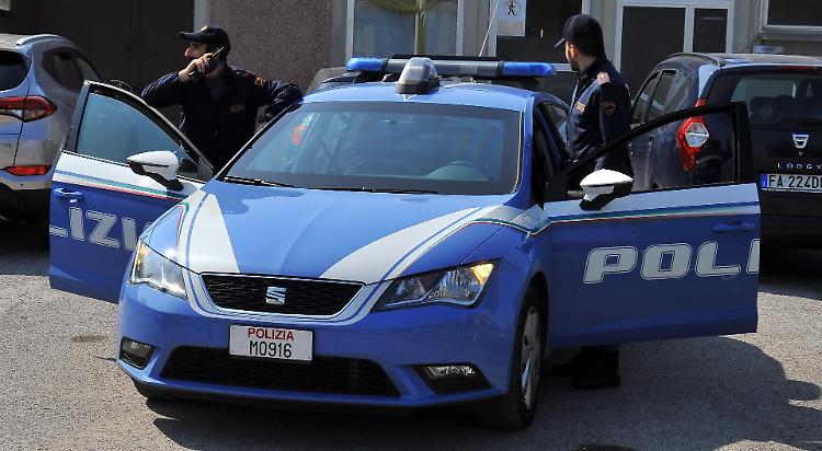 Morsi, pugni e calci agli agenti