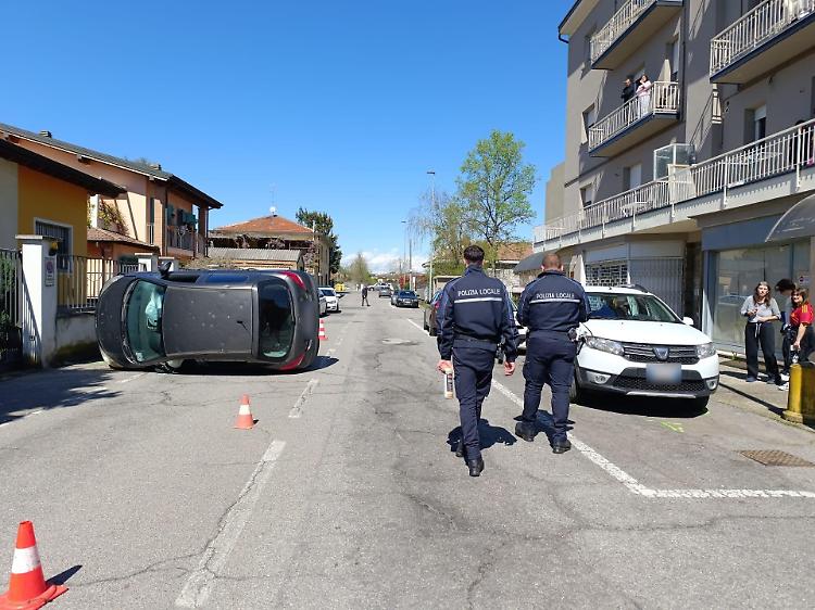 Perde il controllo dell'auto: carambola con altri due veicoli