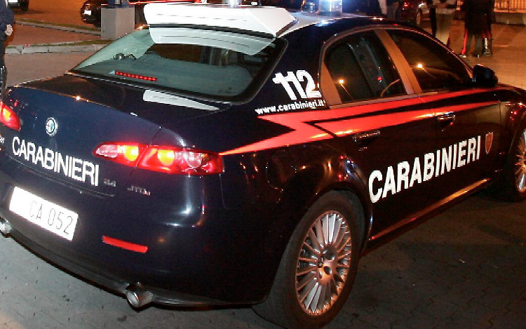 Sfonda il vetro dell'ambulanza che soccorre la fidanzata, denunciato 29enne