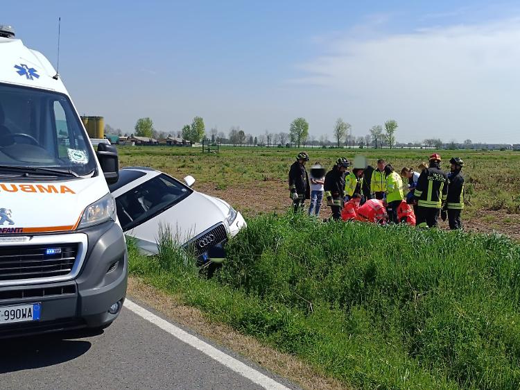 Perde il controllo del suv e finisce in un canale irriguo