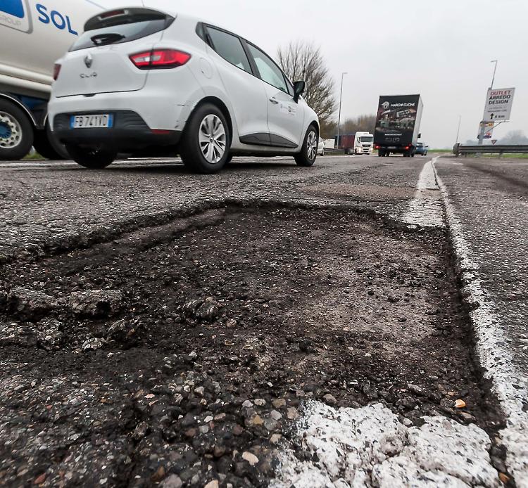 Maltempo e strade gruviera. Danni: fioccano le domande