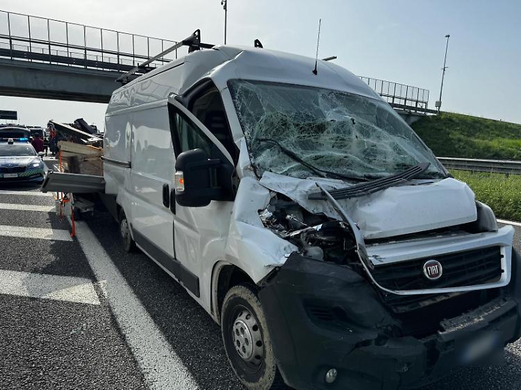 Schianto fra due furgoni e un mezzo pesante: tre feriti