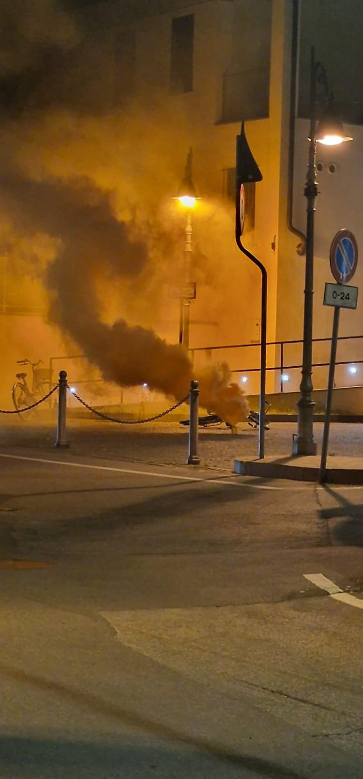  Accende un fumogeno e lo lascia per terra di fronte all'oratorio