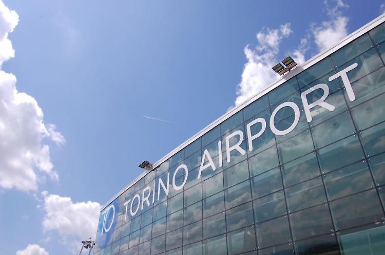 Giovane muore sul volo Torino-Lamezia per un malore
