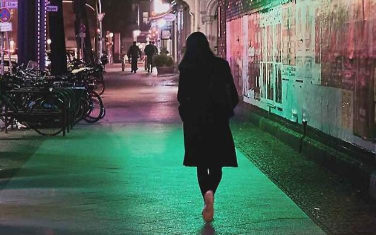 ‘Scrivi quando arrivi a casa’, ecco il gruppo WhatsApp che difende delle donne