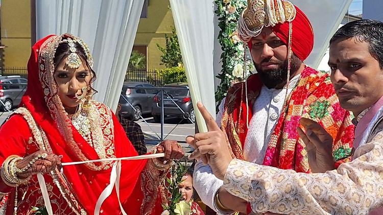 Matrimonio tradizionale indù, folla sgargiante in piazza