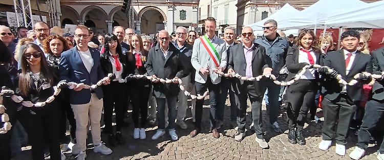 La piazza celebra il salame: «Principe degli insaccati»