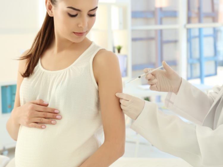 Vaccinarsi in gravidanza protegge mamma e bambino