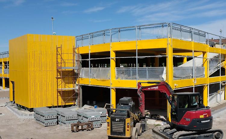 Multipiano giallo sgargiante, scatta il conto alla rovescia