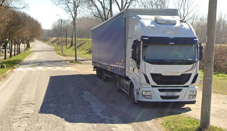 «Via i camion dalla golena del Po»