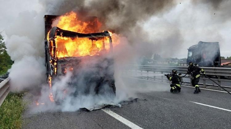 Autoarticolato in fiamme in A21, paura e lunghe code