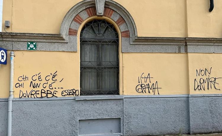 Stazione 'ferita' da un altro raid vandalico