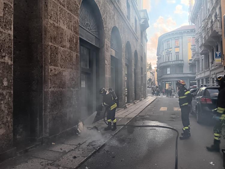 Va a fuoco la carta lasciata sul marciapiede