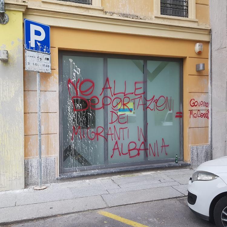 Vetrina e muri imbrattati in via Guarneri del Gesù