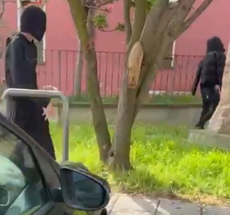 Fuoco e poi via, sdegno in paese per i giovanissimi incendiari