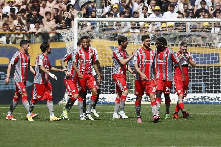 Magia di Vazquez: Cremonese avanti 1-0 contro il Parma in dieci