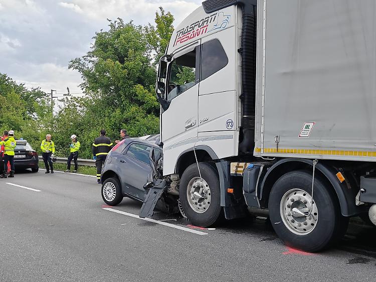 Scontro tra auto e camion: un morto