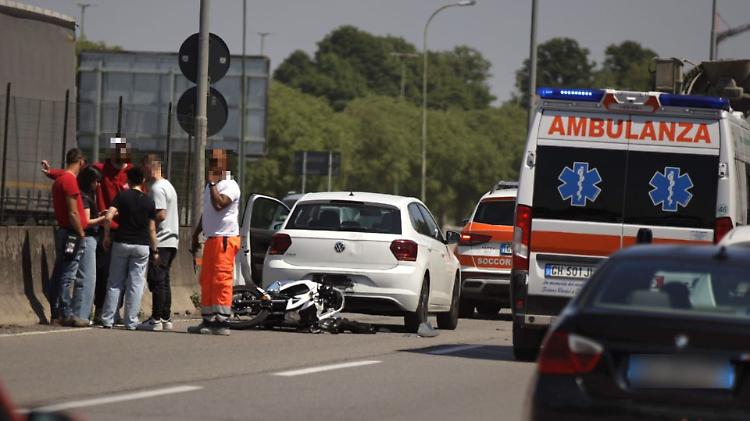 Scontro auto moto sulla tangenziale, 17enne ferito