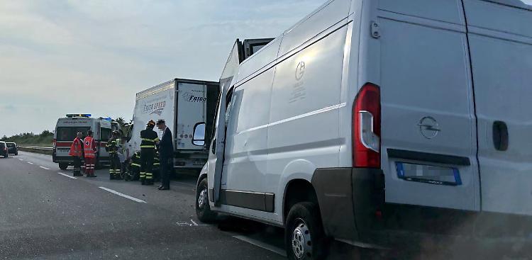 Tamponamento tra un furgone e un camion, Paullese in tilt