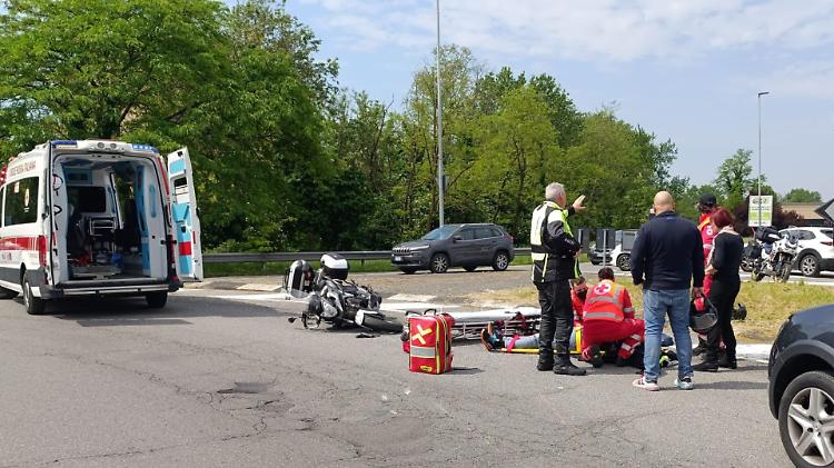 Incidente al rondò di via Milano-Gronda nord, motociclista ferito