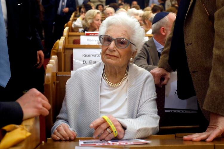 Segre: "Ricevo minacce, ma non me ne starò a casa" 