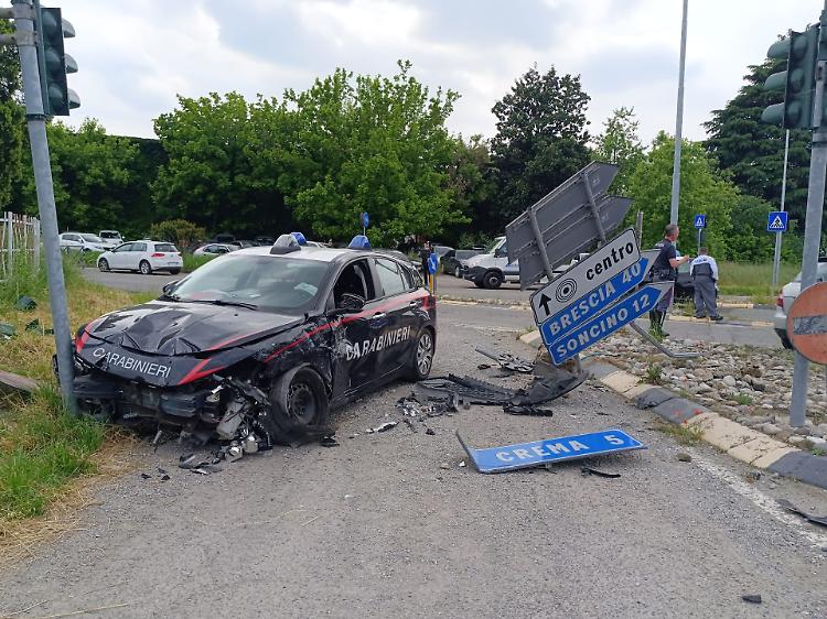 Violento scontro tra l'auto dei Cc e una Skoda: occupanti feriti