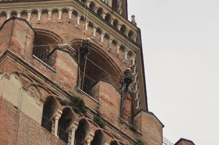 Via le erbacce dal Torrazzo, spettacolare intervento in quota
