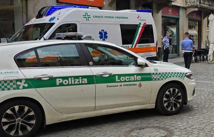 Molestata da un ubriaco, si rifugia in un negozio