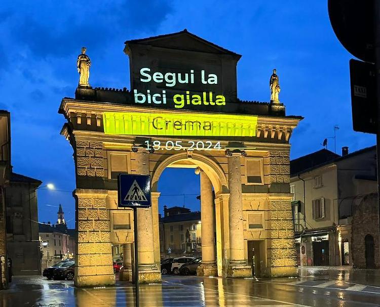 Le misteriose scritte gialle anche in città