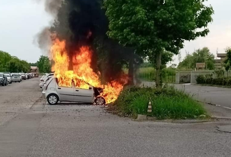 Auto prende fuoco nel parcheggio