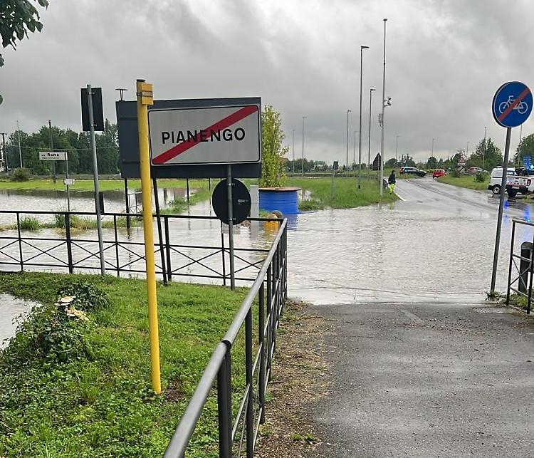 Maltempo: provinciale allagata per l'esondazione di una roggia