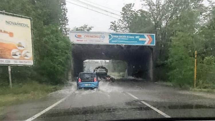 La tangenziale è chiusa al traffico: sottopassi allagati