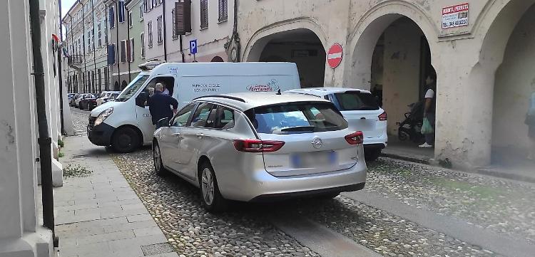 Auto sull’incrocio, si scatena il caos