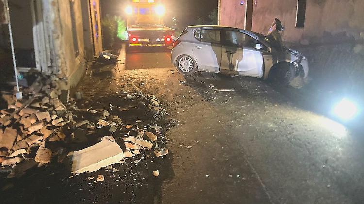 Schianto in auto contro il muro di una casa, 23enne ricoverato d'urgenza