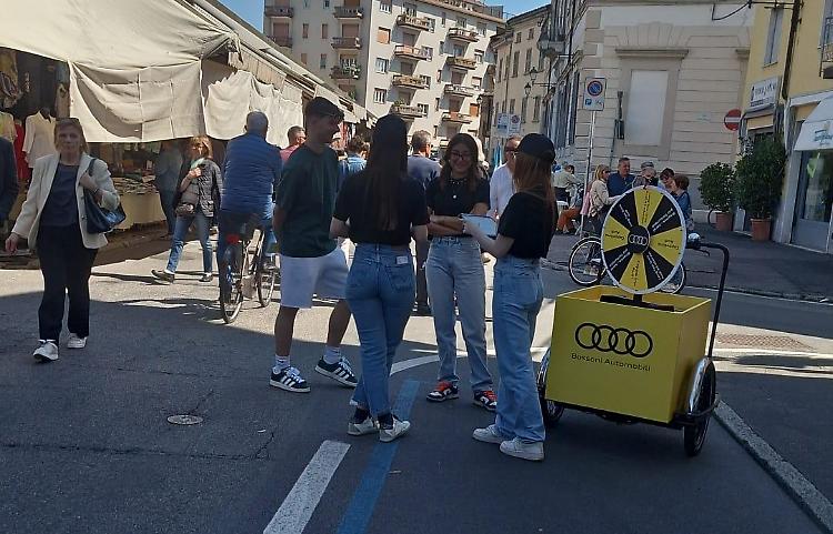 Con la bici gialla alla scoperta della nuova Audi