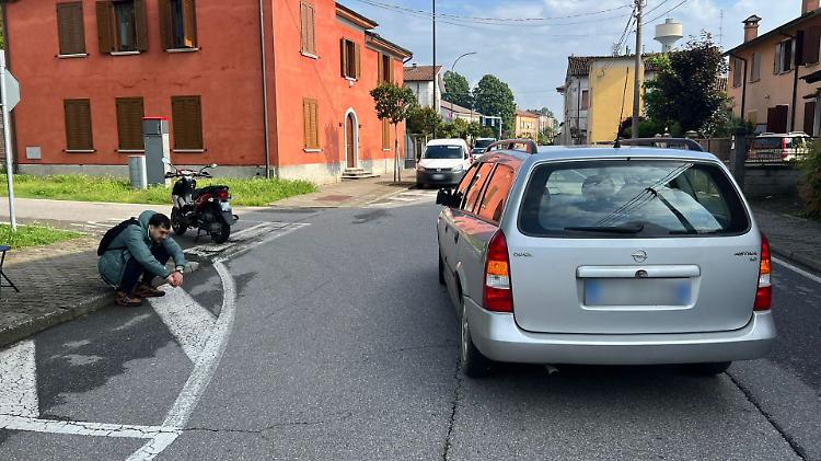 Tamponamento tra auto e scooter in centro paese