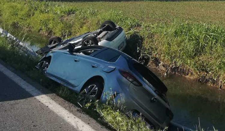 Incidente sulla Bergamina: due auto fuori strada, anziano ferito