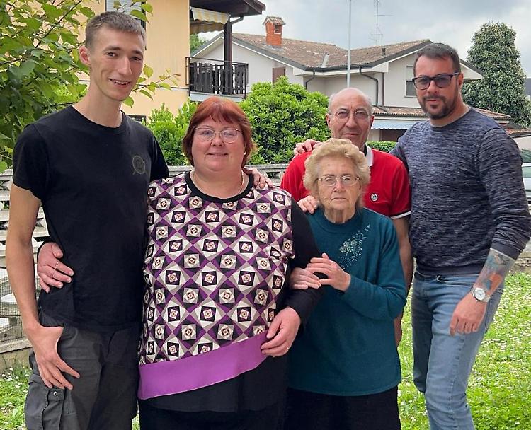 Dopo 20 anni riabbraccia i benefattori